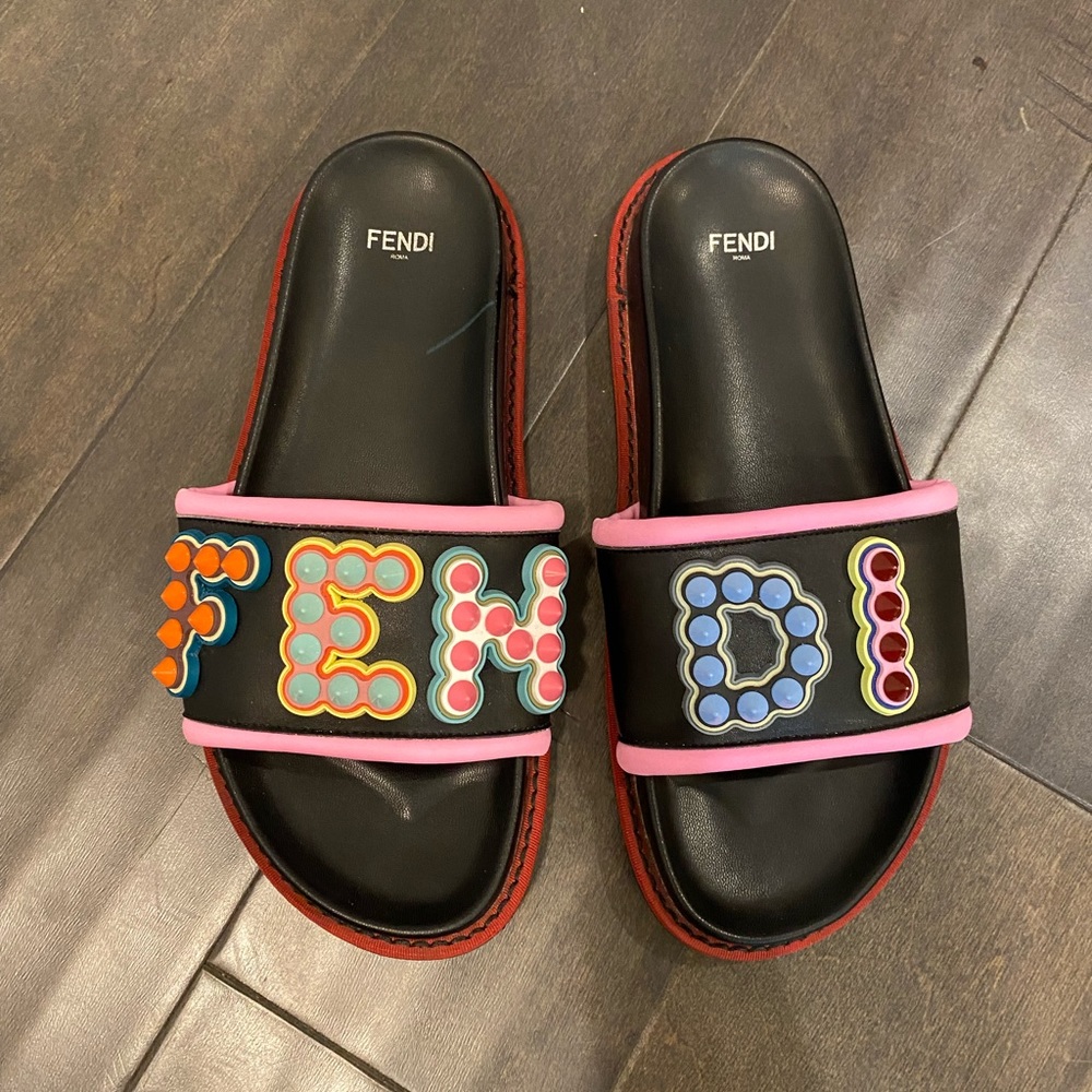 🚨SOLD🚨 Fendi slippers